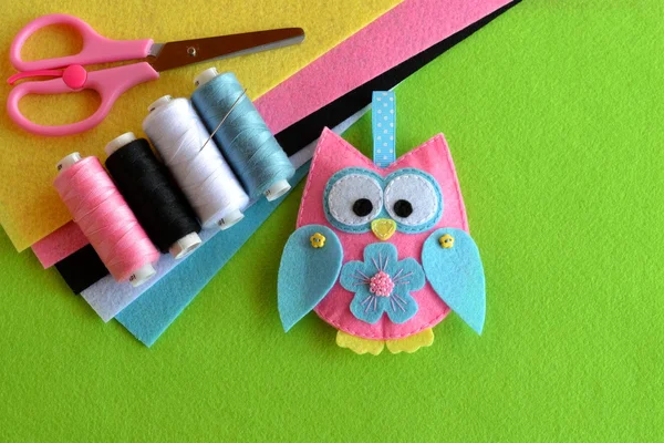 Украшение для совы. Игрушка из совы. Как сделать симпатичную войлочную сову - детское учебное пособие DIY Crafts. Листы цветного войлока, ножницы, нитки, иглы — стоковое фото