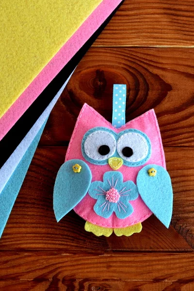 Colorful felt owl toy. Handmade children's crafts. Felt sheets, sewn toy owl on a wooden table. Close-up. DIY concept — Stock Photo, Image