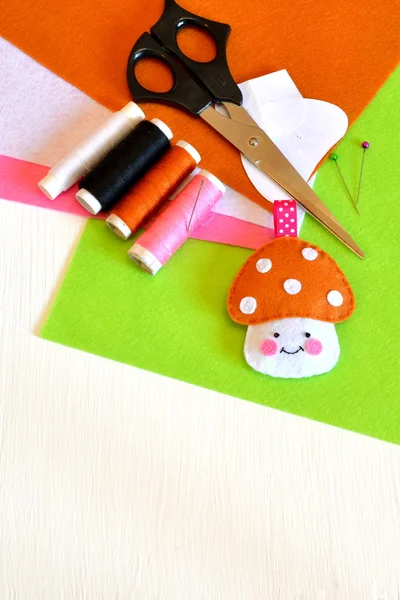 Cogumelo de feltro, fio, agulha, modelos de papel, alfinetes, tesoura. Como fazer brinquedo artesanal — Fotografia de Stock