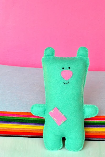 Söt grön filt Teddy bear. Barn leksak — Stockfoto
