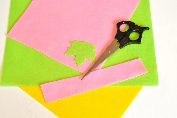 Felt, leaf, scissors - how to make handmade brooch, sewing kit — Stock Photo, Image