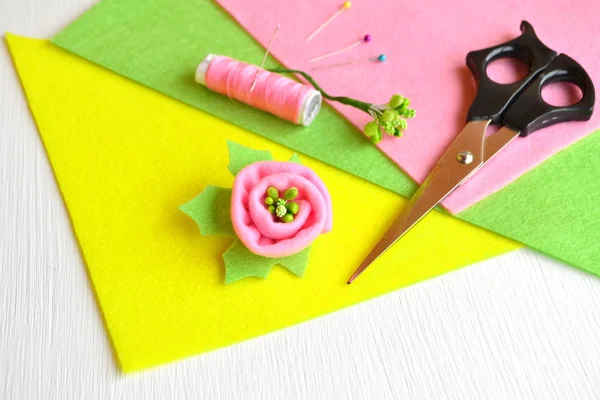 Brooch flower felt, scissors, thread, pins - how to make handmade brooch, sewing kit — Stock Photo, Image