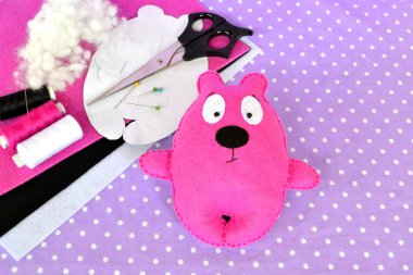 Pembe Keçe oyuncak ayı, oyuncak. Makas, iğne, iplik, iğne, kağıt şablonları, hollofayber - dikiş seti
