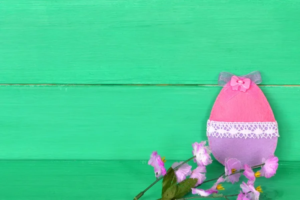 Dekoratif suni çiçekler ve ahşap arka plan kopya alanı için metin ile keçe yumurta. Paskalya arka plan — Stok fotoğraf