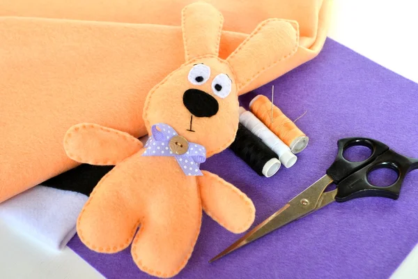 Lapin beige feutre - jouet doux fait à la main, fil, ciseaux sur feutre violet — Photo