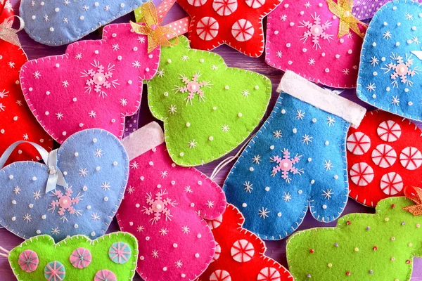 Ornements d'arbre de Noël. Enfants fond d'hiver. Jolies feutres sapins de Noël, cœurs, étoiles, mitaines jouets bricolés agrémentés de perles et de flocons de neige. Arbre de Noël créatif ornements faits à la main bricolage. Décoration du Nouvel An. Vue du dessus — Photo