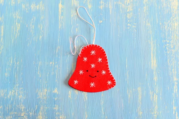 How to make a Christmas bell decor. Step. Join the felt edges of Christmas bell ornament with white thread using a decorative blanket stitch. New year crafts instruction. Top view — Φωτογραφία Αρχείου