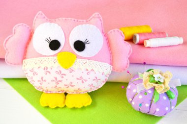 Komik baykuş oyuncak, iplik, iğnelik ile pim, yaprak hissettim hissettim. Dikiş kavramı