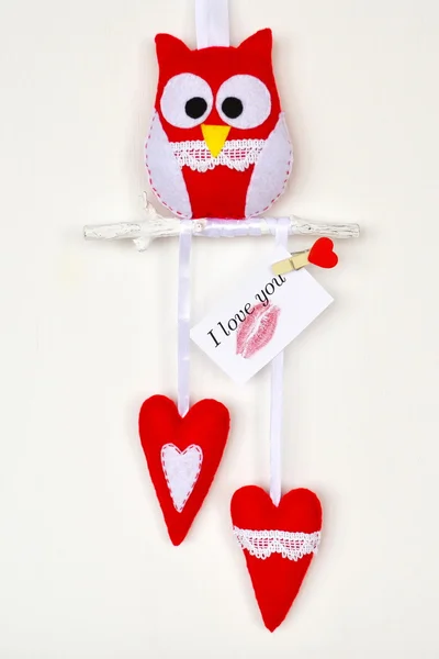 Uil speelgoed, twee harten. Voelde ambachten, kaart met de woorden "I love you". Decor voor Valentijnsdag, bruiloft, liefde — Stockfoto
