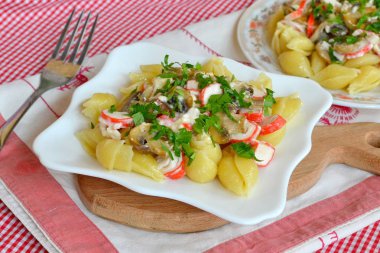 Makarna mantar, peynir ve yengeç sopa