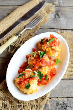 Lezzetli köfte bir tabak, çatal, bıçak üzerinde eski ahşap masa üzerinde. Köfte kıyma ve pirinç pişmiş ve sebze soslu kızarmış. Geleneksel çanak. Vintage tarzı 