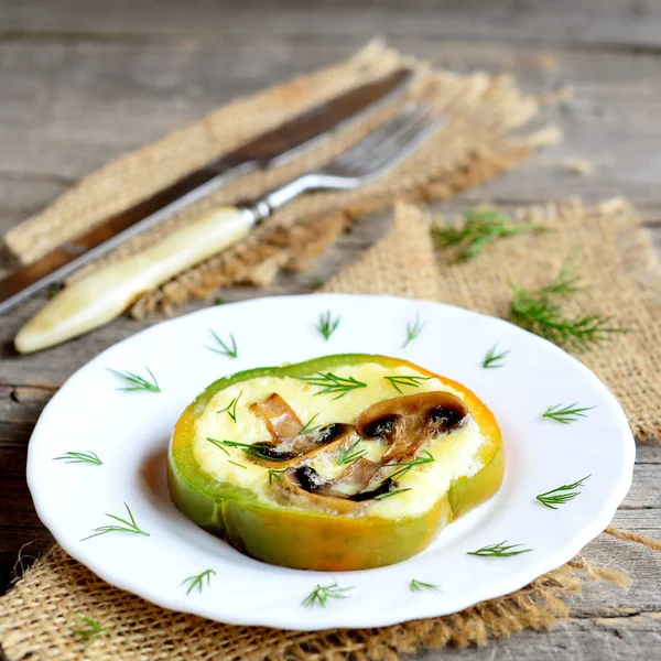 Omelet buatan sendiri dengan jamur di lada hijau. Telur orisinil omelet di piring, garpu dan pisau pada latar belakang kayu tua. Gaya vintage. Penutup — Stok Foto