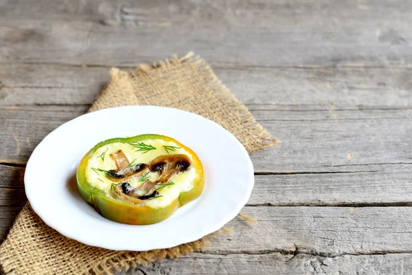 Huevos revueltos con champiñones en pimienta verde. Huevos revueltos en un plato aislado sobre fondo de madera viejo con espacio de copia en blanco para texto — Foto de Stock