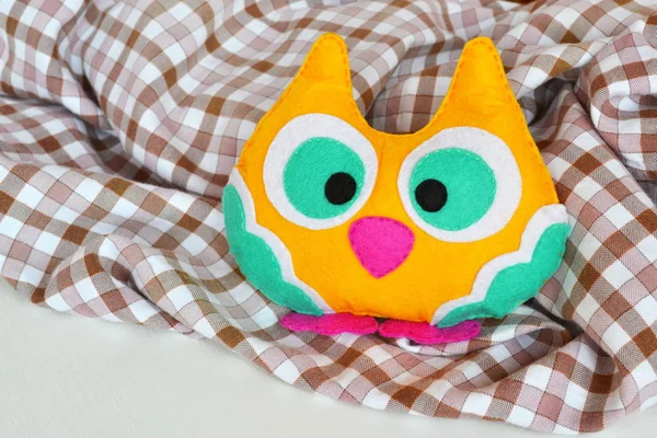 Felt owl. Cute felt owl toy — Stock Photo, Image