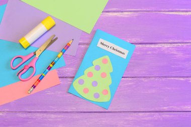 Nasıl kağıt tebrik kartı Merry Christmas yapmak. Adım. Tebrik kartı Noel ağacı ve kelimeler mutlu Noeller, renkli kağıt kümesi, makas, kalem, yapıştırıcı. Eğlenceli tatil çocuklar el sanatları 