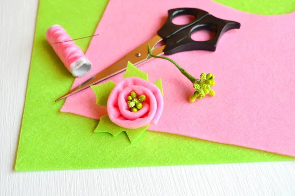 Брошь цветочный войлок, ножницы, нитка, игла - как сделать брошь ручной работы, швейный набор — стоковое фото