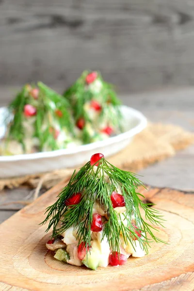 Noel ağacı salatası servis etme fikri. Etli salata, şampiyonlar, salatalık ve dereotlu yumurta ve nar. İlham için yaratıcı Noel salatası dekorasyonu fikri. Ev yapımı tarif. Eski ahşap masa