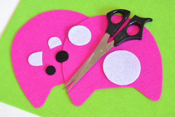 Juego de costura para el monstruo de fieltro rosa: cómo hacer un juguete hecho a mano monstruo. —  Fotos de Stock