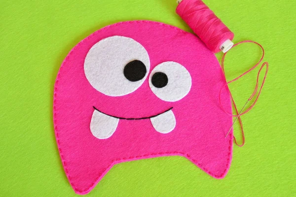 Sewing set for pink felt monster - how to make monster handmade toy — Stock Photo, Image