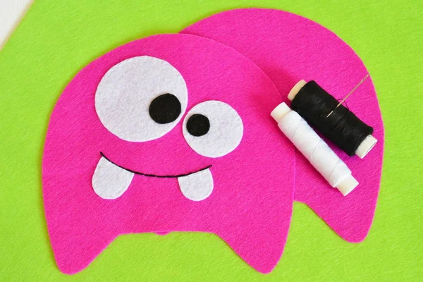 Naaiset voor roze vilt monster - hoe maak je monster handgemaakt speelgoed — Stockfoto