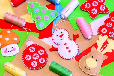 Noel ağacını süsler hissettim. Komik keçe kardan adam, geyik, yılbaşı ağacı, top, mantar DIY, polyester keçe, iplik, iğne. Noel DIY arka plan çocuklar. Tatil tekne fikir çocuklar için. Üstten Görünüm 