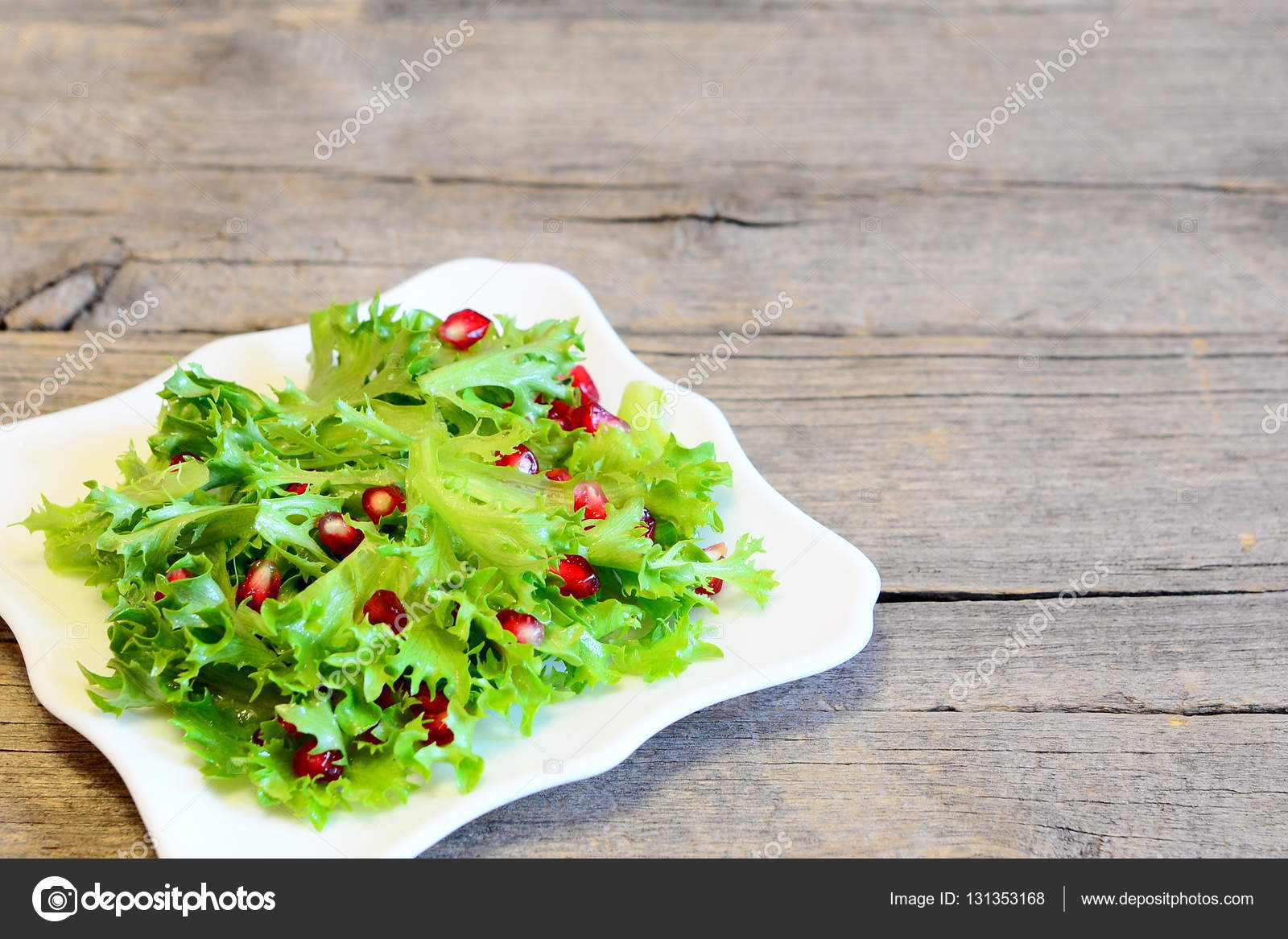 Folhas De Alface Fresca Com Sementes De Romã Vestidas Com Folhas De Alface Fresca Com Sementes De Romã Vestidas Com