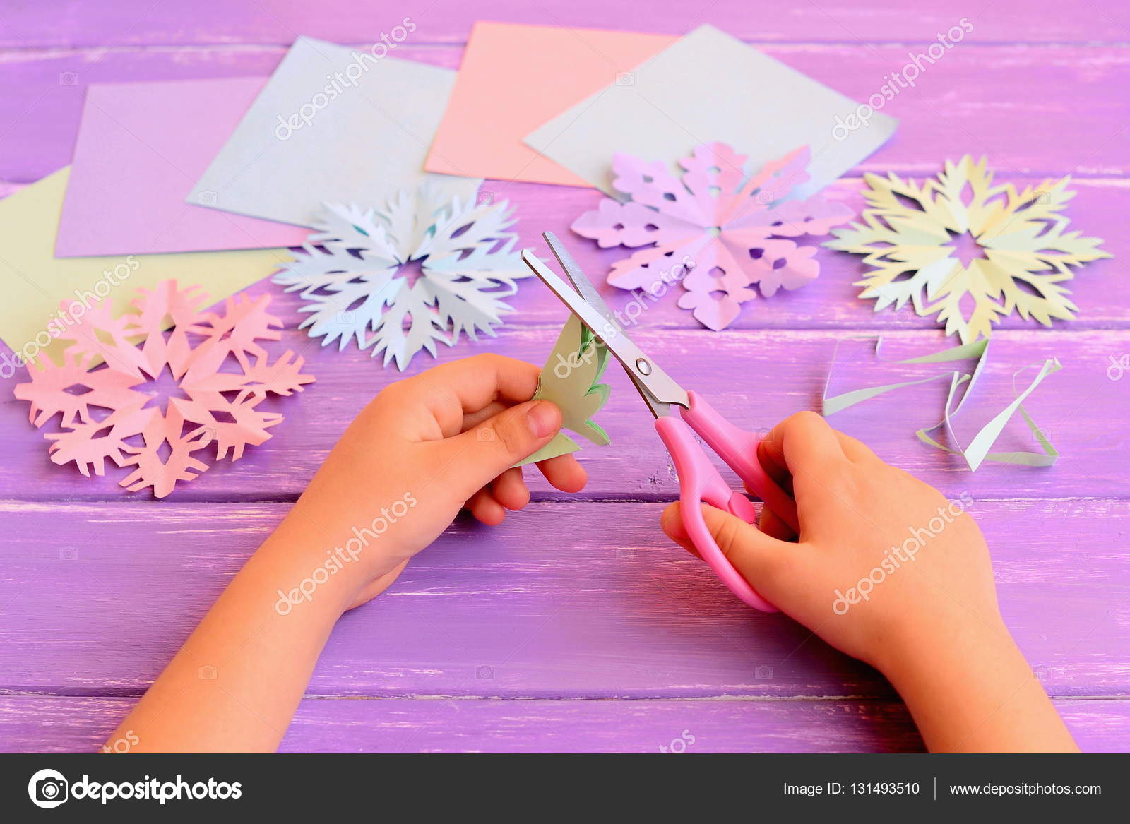 Ксюша вырезала из бумаги. Вырезание ножницами. Снежинки для детей вырезать. Вырезка снежинки ножницами для детей. Снежинки вырезание для малышей из цветной бумаги.
