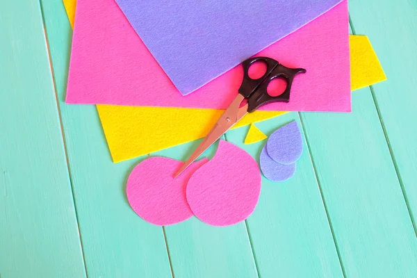 Sheets of felt, scissors, parts toy - sewing set for felt bird. How to make a handmade toy — Stock Photo, Image