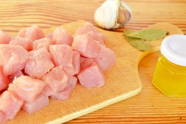 Çiğ et parçalar ahşap kesme tahtası, sarımsak, baharatlar, zeytin yağı yığını 