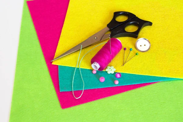 Sewing set for felt brooch flower - how to make handmade brooch — Stock Photo, Image