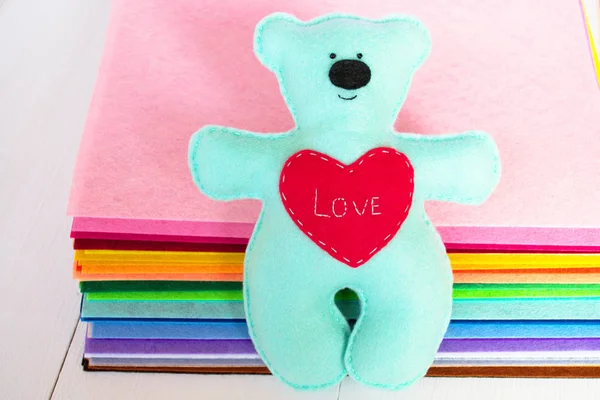 Blue felt bear toy with red heart — Stok Foto