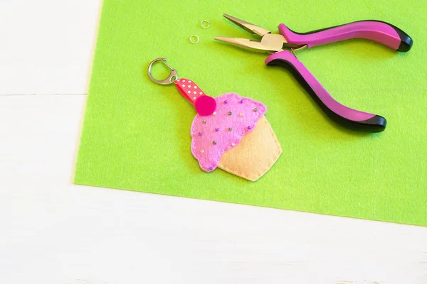 Baby keychain - felt cupcake handmade — Stock Photo, Image