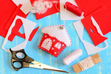 Noel ağacı ev dekorasyon gelen dikili hissettim ve kar taneleri ve metal parçalar ile dekore edilmiştir. Araç ve Gereçleri Noel ağacı süsle oluşturmak için. El yapımı Noel DIY kavramı. Portre. Üstten Görünüm 