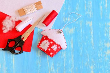 Noel ağacı ev süs yapılmış kırmızı ve beyaz keçe, makas, biriktiricileri konu, adet, kopya alanı metin için ahşap bir zemin üzerine dolgu hissettim. Noel çocuklar için el yapımı projesi. Üstten Görünüm 