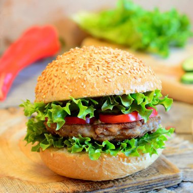 Fasulye burger, taze marul, kırmızı biber ve salatalık sandviç. Sağlıklı sandviç taze sebze ahşap bir gemide. Basit vejetaryen sandviç fikir. Vintage tarzı. Portre 