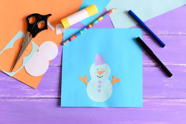 Making a children winter paper cards. Step. Paper snowman applique, scissors, markers, pencil, glue stick, colored paper set, snowman templates on wooden table. Kids winter crafts project. December activities for kids children holidays. Top view — Stock Photo, Image