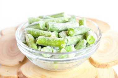 Yeşil fasulye bir cam kabın içinde donmuş