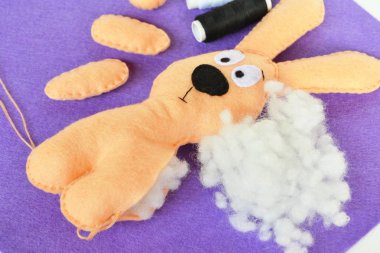 Keçeli tavşan için dikiş seti. El yapımı oyuncak yapmayı. Adım adım. Hoş Paskalya hediyeleri fikirler üretiyor. Yeni başlayanlar için el dikme talimatları. Paskalya Tavşanı Doldurulmuş Paskalya Tavşanı Çocuklar için Dikiş Etkinlikleri