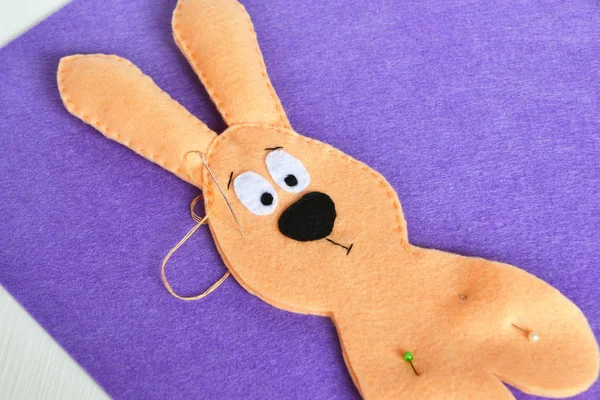 Sewing set for felt rabbit. How to make handmade toy. Easter handcrafts for kids ideas. Stuffed Easter bunny pattern sewing. DIY hand sewing step by step learning — Stock Photo, Image