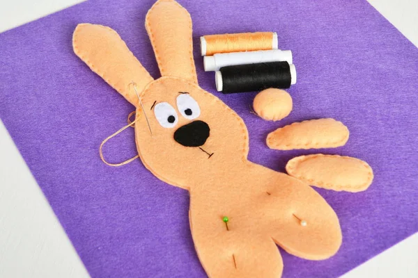 Sewing set for felt rabbit. How to make handmade toy. Step by step. DIY Easter bunny crafts. Hand sewing for beginners learning teaching kids. DIY Easter bunny crafts kids can make — Stok fotoğraf