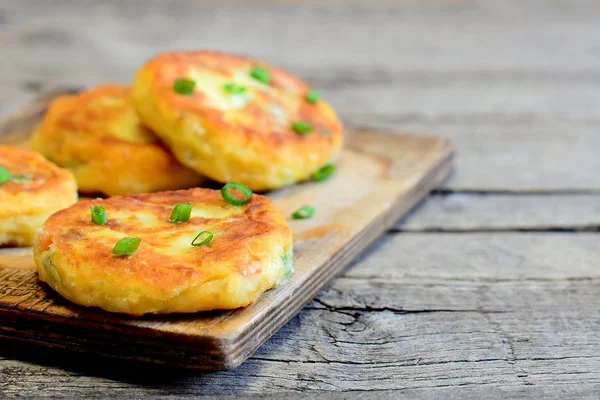 Domácí zeleninové řízečky na dřevěném prkénku. Zdravé karbanátky z brambor, zelený hrášek, mrkev a zelené fazolky a smažené na pánvi. Vegetariánské jídlo. Rustikální styl. Closeup — Stock fotografie