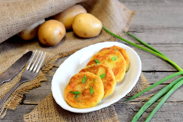 Potongan sayuran panggang di piring. Potongan sehat dimasak dari kentang, kacang polong hijau, wortel dan kacang hijau. Makan siang vegetarian atau resep makan malam. Sayuran segar di atas meja kayu. Gaya Rustik — Stok Foto