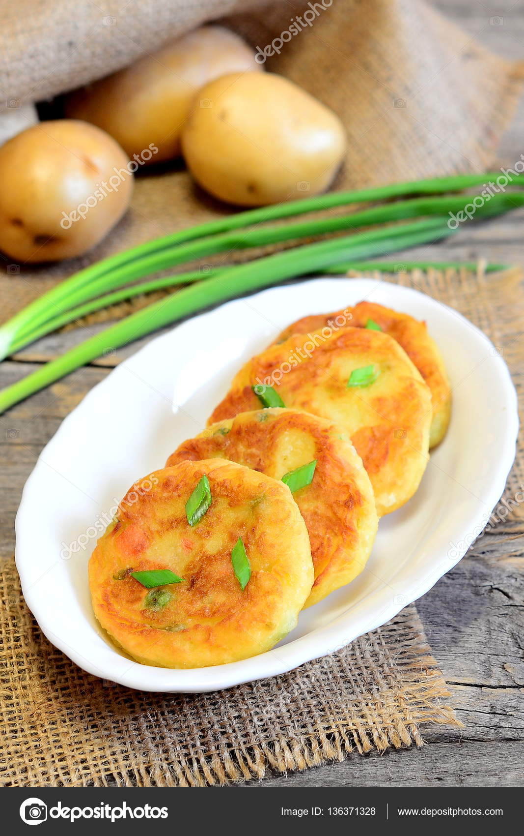 Patates ile hızlı kızarmış köftesi Patates ile hızlı kızarmış köftesi