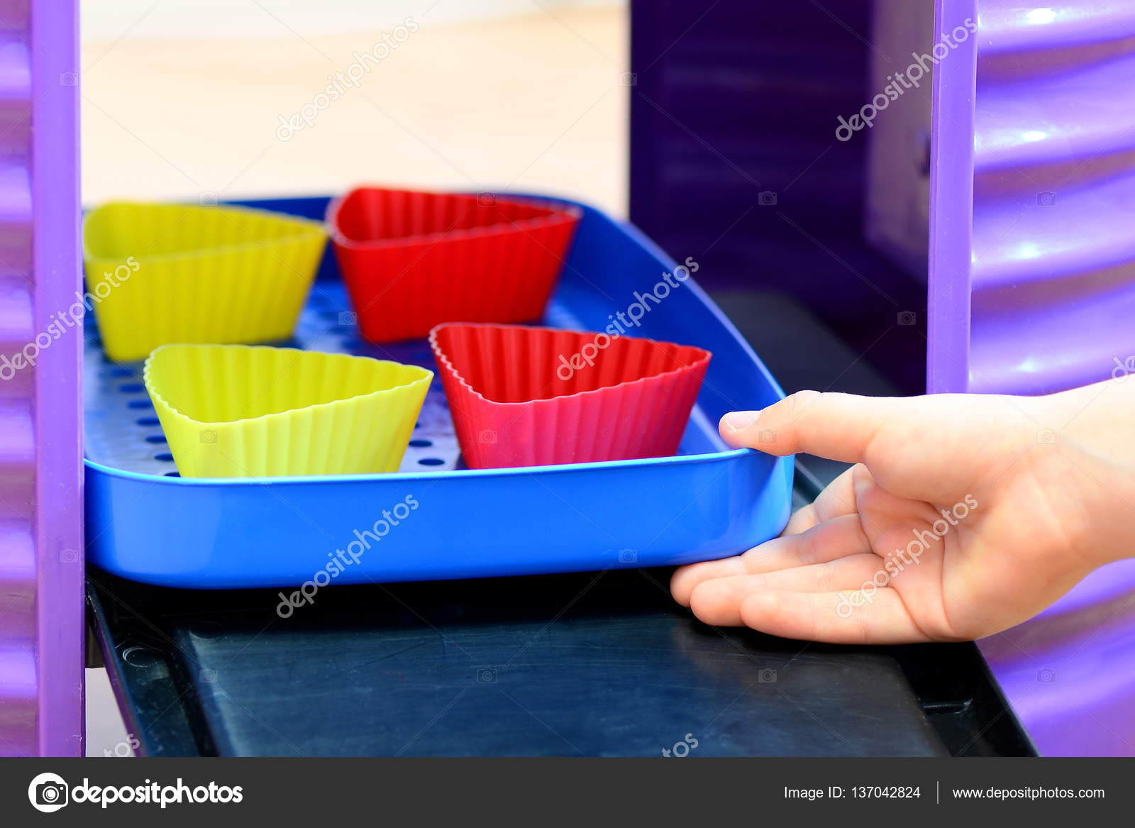 Piccoli giochi da bambini. Giochi di cucina per bambini. Bambino ... Piccoli giochi da bambini. Giochi di cucina per bambini. Bambino ...
