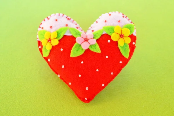 Handmade voelde hart - symbool van de dag van Valentijnskaarten, prachtige hart handgemaakte — Stockfoto