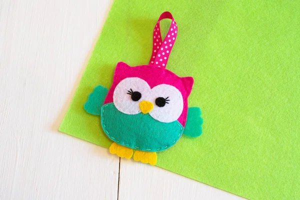 Cute vivid owl toy is made of felt. Hanging felt decoration — Stock Photo, Image