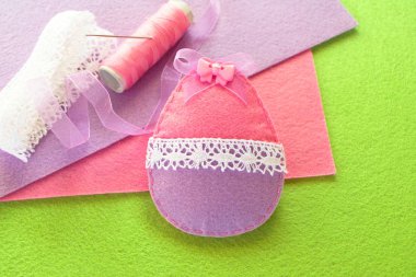 Paskalya yumurtaları oluşturmak için dikiş takımı. Paskalya yumurtası dikiş öğretici. Adım