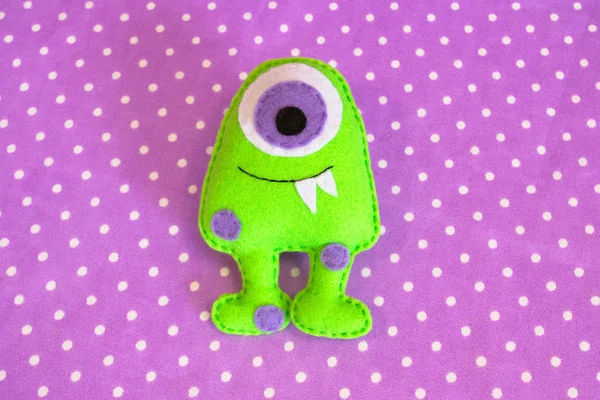 Funny felt monster toy. Monster toy made of green felt — Stock Photo, Image