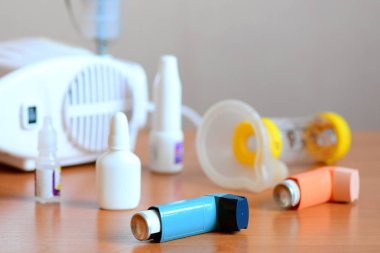 Bronşiyal astım tedavisi için tıbbi ekipman ve ilaçlar. Aerosol solunum nebulizatörü, astım spreyi spreyi, uzay aracı, nebula, astımı kontrol etmek için antienflamatuar ilaçlar. Bronş astım tedavisi, acil alerji astım konsepti.