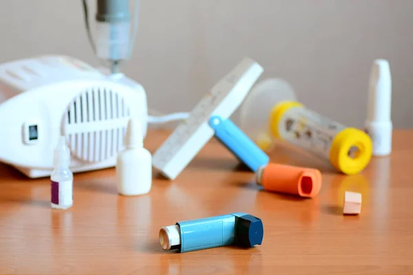Asthma-Behandlungen, Medikamente und zugehörige Geräte. Mit Aerosolvernebler, Asthma-Spray-Inhalator, Durchflussmessgerät, Abstandhalter, entzündungshemmende Medikamente, um Asthma zu behandeln. Chronisch entzündliche Erkrankung der Bronchien — Stockfoto